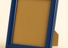 Portafoto color azul brillo, modelo 196-075. Fabricado en madera de pino finger forrada en aluminio con acabado lacado de alto brillo. Su diseño moderno y perfil redondeado aportan un toque de color y elegancia, ideal para enmarcar fotografías, láminas o recuerdos en espacios contemporáneos, juveniles o marinos.