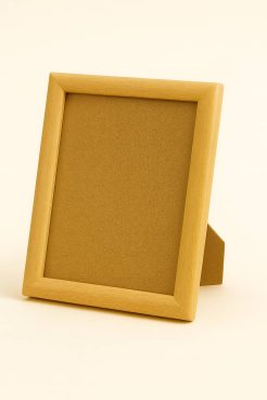 Portafoto color incoloro natural, modelo 208-001. Fabricado en madera de ayous con acabado transparente que realza la veta y el tono original de la madera. Su diseño sencillo y cálido aporta un estilo natural y minimalista, ideal para fotografías, retratos o láminas en espacios escandinavos, contemporáneos o rústicos.