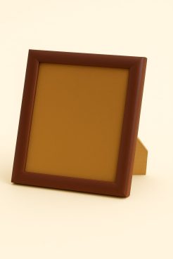 Portafoto color burdeos, modelo 208-018. Fabricado en madera de ayous con acabado satinado que resalta su tono rojizo elegante. Su diseño de líneas suaves y perfil redondeado aporta calidez y sofisticación, ideal para enmarcar fotografías o ilustraciones en espacios clásicos, modernos o acogedores.