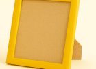 Portafoto color amarillo, modelo 208-021. Fabricado en madera de ayous con acabado satinado que destaca por su tono alegre y luminoso. Su diseño de líneas rectas y bordes suaves aporta un estilo moderno y juvenil, ideal para enmarcar fotografías, ilustraciones o recuerdos en ambientes creativos o infantiles.