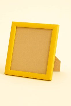 Portafoto color amarillo, modelo 208-021. Fabricado en madera de ayous con acabado satinado que destaca por su tono alegre y luminoso. Su diseño de líneas rectas y bordes suaves aporta un estilo moderno y juvenil, ideal para enmarcar fotografías, ilustraciones o recuerdos en ambientes creativos o infantiles.