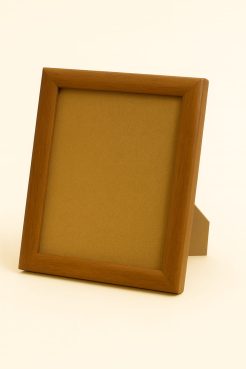 Portafoto color miel, modelo 208-023. Fabricado en madera de ayous con acabado satinado que resalta la calidez del tono natural. Su diseño de líneas rectas y bordes redondeados combina sencillez y elegancia, ideal para enmarcar fotografías o ilustraciones en espacios clásicos, rústicos o contemporáneos.