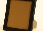 Portafoto color negro, modelo 208-054. Fabricado en madera de ayous con acabado satinado que ofrece un aspecto elegante y contemporáneo. Su diseño sobrio y minimalista lo convierte en una opción versátil para enmarcar fotografías, láminas o retratos, aportando contraste y distinción a cualquier estancia.