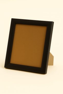Portafoto color negro, modelo 208-054. Fabricado en madera de ayous con acabado satinado que ofrece un aspecto elegante y contemporáneo. Su diseño sobrio y minimalista lo convierte en una opción versátil para enmarcar fotografías, láminas o retratos, aportando contraste y distinción a cualquier estancia.