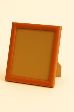 Portafoto color naranja, modelo 208-071. Fabricado en madera de ayous con acabado liso y tono vibrante. Su diseño sencillo y moderno aporta un toque alegre y cálido, ideal para enmarcar fotografías o ilustraciones en ambientes juveniles, creativos o decoraciones contemporáneas.