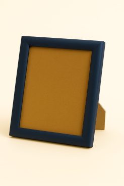 Portafoto color azul, modelo 208-075. Fabricado en madera de ayous con acabado satinado y tono azul intenso. Aporta un aire elegante y moderno, ideal para resaltar fotografías o ilustraciones en entornos contemporáneos, oficinas o decoraciones minimalistas.