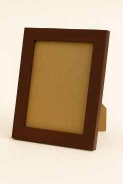 Portafoto color nogal, modelo 211-024. Fabricado en madera de pino con acabado satinado que realza su tono cálido y natural. Ideal para enmarcar fotografías y recuerdos con un toque clásico y elegante, perfecto para interiores rústicos o tradicionales.