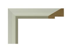 Moldura blanca lacada mate modelo 339-030. Moldura de madera de pino finger con forma piramidal y acabado blanco mate liso. Diseño moderno y elegante que aporta profundidad y volumen al enmarcado. Ideal para fotografías, láminas o cuadros en espacios contemporáneos, minimalistas o nórdicos.