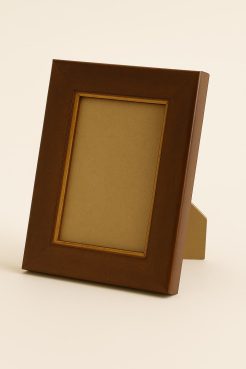 Portafoto 053-097 color cobre con filo dorado, fabricado en madera de pino finger. Marco con acabado liso y diseño elegante, ideal para realzar fotografías y decorar espacios con un toque cálido y sofisticado.