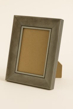 Portafoto 053-098 color grafito con filo plata, fabricado en madera de pino finger. Marco moderno con acabado metálico gris oscuro y diseño elegante, perfecto para realzar fotografías y aportar un estilo contemporáneo a cualquier espacio