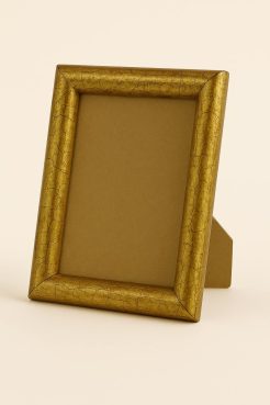 Portafoto color oro craquelado, modelo 222-005. Fabricado en madera de pino Finger Joint con acabado dorado envejecido y efecto craquelado que aporta elegancia y distinción. Ideal para decorar espacios clásicos o sofisticados y realzar fotografías, retratos o ilustraciones con un estilo artístico.