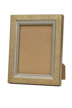 Portafoto color champagne con filo plata, modelo 225-005. Fabricado en madera de pino Finger Joint con un elegante acabado satinado en tono champagne y delicado borde plateado. Ideal para enmarcar fotografías o láminas, aportando un estilo clásico y luminoso a la decoración. Perfecto para hogares y espacios con un toque sofisticado.