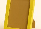 Portafoto color amarillo, modelo 239-021. Fabricado en madera de pino Finger Joint con acabado satinado y superficie lisa. Su tono amarillo vibrante y alegre aporta luminosidad y energía a cualquier espacio, ideal para enmarcar fotografías, láminas o ilustraciones en decoraciones modernas, juveniles o minimalistas.