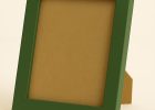 Portafoto color verde, modelo 239-031. Fabricado en madera de pino Finger Joint con acabado satinado y superficie lisa. Su tono verde profundo transmite serenidad, frescura y conexión con la naturaleza, ideal para enmarcar fotografías, ilustraciones o láminas decorativas en entornos modernos, naturales o minimalistas.