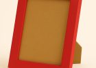 Portafoto color rojo, modelo 239-032. Elaborado en madera de pino Finger Joint con acabado liso y satinado. Su tono rojo intenso aporta energía, vitalidad y un toque moderno, ideal para enmarcar fotografías, ilustraciones o recuerdos en decoraciones contemporáneas, juveniles o creativas.