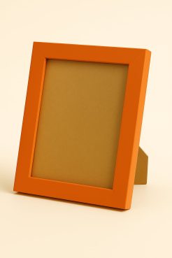 Portafoto color naranja, modelo 239-071. Fabricado en madera de pino Finger Joint con acabado satinado y superficie lisa. Su tono naranja alegre y luminoso aporta energía, vitalidad y modernidad, perfecto para enmarcar fotografías o ilustraciones en espacios juveniles, creativos o contemporáneos.