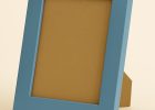 Portafoto color celeste, modelo 239-074. Fabricado en madera de pino Finger Joint con acabado satinado y superficie lisa. Su tono celeste suave transmite serenidad, frescura y un estilo moderno, ideal para enmarcar fotografías o láminas en espacios luminosos, infantiles o de decoración nórdica.