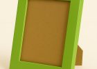 Portafoto color verde lima, modelo 239-080. Fabricado en madera de pino Finger Joint con acabado satinado y superficie lisa. Su vibrante tono verde lima aporta frescura, alegría y modernidad, ideal para espacios juveniles, creativos o infantiles. Perfecto para enmarcar fotografías y dar un toque de color a la decoración.