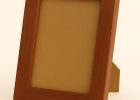 Portafoto color cerezo, modelo 241-008. Fabricado en madera de ayous con acabado satinado que resalta la veta y la calidez del tono cerezo. Su diseño elegante y clásico aporta un toque natural y acogedor, ideal para enmarcar fotografías familiares, diplomas o láminas decorativas en cualquier estancia del hogar u oficina.
