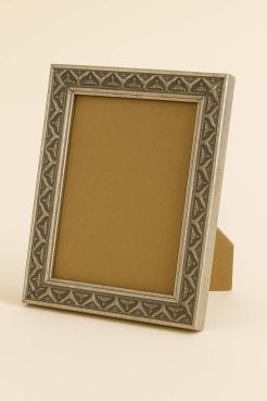 Portafoto de madera de ayous color plata barroca, modelo 280-098. Diseño con moldura labrada de estilo clásico y acabado envejecido que aporta elegancia y sofisticación. Ideal para decorar estancias con un toque vintage, enmarcando fotografías o láminas con un aire artístico y refinado.