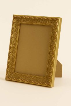 Portafoto de madera de ayous con acabado oro labrado, modelo 291-005. Presenta una moldura decorada con relieves florales y detalles trenzados de estilo barroco, con un elegante acabado dorado envejecido. Ideal para resaltar fotografías o ilustraciones con un toque clásico, cálido y sofisticado.