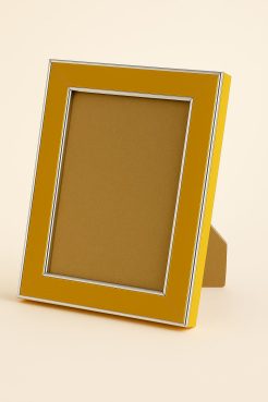 Portafoto de madera de pino finger color amarillo brillo con filos en plata, modelo 297-021. Diseño moderno y luminoso con acabado lacado brillante y borde plateado que realza fotografías, retratos o ilustraciones, aportando un estilo alegre y contemporáneo a la decoración.