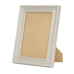 Portafoto de madera de pino finger color blanco rústico, modelo 303-030. Marco con textura de veta natural y acabado decapado en blanco envejecido, ideal para fotografías o láminas en ambientes nórdicos, shabby chic o de inspiración natural. Diseño sencillo, cálido y elegante.