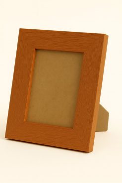 Portafoto de madera de Ayous color miel rústico, modelo 310-023. Marco con textura rugosa que resalta las vetas naturales de la madera, aportando un estilo cálido y natural. Ideal para decorar interiores clásicos o contemporáneos con fotografías, ilustraciones o láminas.