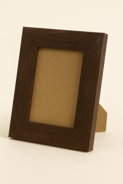 Portafoto de madera de Ayous color nogal rústico, modelo 310-024. Marco con textura rugosa que imita las vetas naturales de la madera, aportando calidez y elegancia. Ideal para enmarcar fotografías o láminas en espacios clásicos, modernos o rústicos.