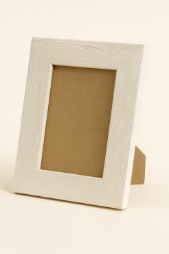 Portafoto de madera de Ayous color blanco rústico, modelo 310-030. Marco con textura rugosa que imita las vetas naturales de la madera, aportando un estilo luminoso, natural y elegante. Ideal para fotografías o láminas en ambientes modernos, nórdicos o rústicos.