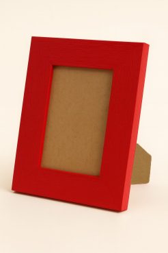 Portafoto de madera de Ayous color rojo rústico, modelo 310-032. Marco con textura rugosa que resalta las vetas de la madera, aportando un estilo cálido y vibrante. Ideal para enmarcar fotografías o láminas y añadir un toque de color a decoraciones modernas o contemporáneas.