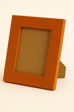 Portafoto de madera de Ayous color naranja rústico, modelo 310-071. Marco con textura rugosa que realza las vetas naturales de la madera, aportando calidez y vitalidad. Ideal para fotografías o láminas, perfecto para dar un toque alegre y contemporáneo a cualquier espacio.