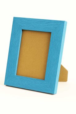 Portafoto de madera de Ayous color celeste turquesa rústico, modelo 310-074. Marco con textura rugosa y acabado mate que resalta la veta natural de la madera, aportando frescura y luminosidad. Ideal para enmarcar fotos o ilustraciones con un estilo moderno y alegre.