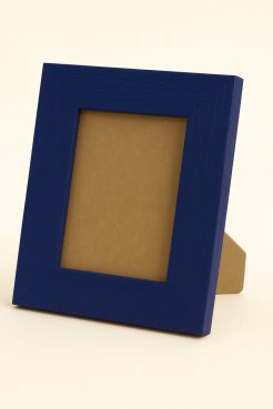 Portafoto de madera de Ayous color azul rústico, modelo 310-075. Marco con textura rugosa y acabado mate que resalta las vetas naturales de la madera, aportando un toque moderno y elegante. Ideal para decorar interiores contemporáneos o náuticos con fotografías o ilustraciones.