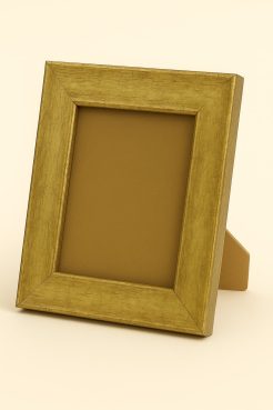 Portafoto de madera de pino finger color oro con acabado película, modelo 314-005. Marco elegante con textura suave y brillo satinado que aporta un toque clásico y sofisticado. Ideal para resaltar retratos, fotografías o certificados con un estilo decorativo refinado.