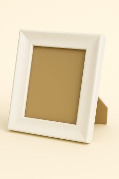 Portafoto de madera de pino finger color blanco lacado mate, modelo 314-030. Marco elegante con acabado liso y moderno, ideal para destacar fotografías, retratos o ilustraciones con un estilo limpio y minimalista. Perfecto para cualquier ambiente contemporáneo o clásico.