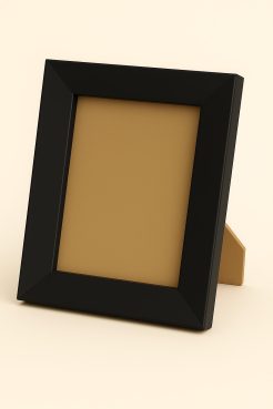 Portafoto de madera de pino finger color negro lacado mate, modelo 314-054. Marco elegante y moderno con acabado liso y satinado, ideal para enmarcar fotografías, retratos o ilustraciones. Su tono negro profundo aporta contraste, elegancia y sobriedad a cualquier espacio decorativo.