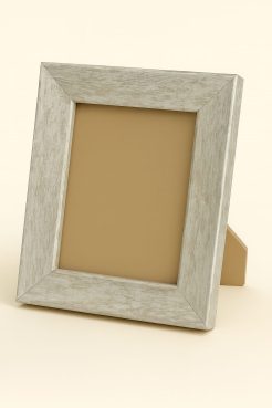 Portafoto de madera de pino finger color plata, modelo 314-098. Marco con acabado película lisa de tono plateado, elegante y luminoso. Ideal para decorar interiores modernos o clásicos, aportando un toque sofisticado y neutro a cualquier fotografía o lámina.