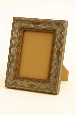 Portafoto de madera de ayous color oro con diseño barroco, modelo 323-005. Marco decorativo con relieves tallados y acabado envejecido en tonos dorados y grises, ideal para enmarcar fotografías o retratos con un estilo clásico y elegante. Perfecto para aportar calidez y sofisticación a la decoración del hogar.