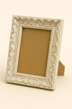 Portafoto de madera de ayous color blanco con diseño barroco, modelo 323-030. Marco decorativo con relieves tallados y acabado envejecido en blanco roto, ideal para enmarcar fotografías o retratos con un estilo clásico y luminoso. Perfecto para interiores elegantes, rústicos o shabby chic.