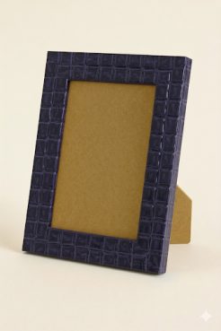 Portafoto de madera de pino finger color morado brillo, modelo 325-044. Marco fotográfico con superficie texturizada tipo mosaico y acabado lacado brillante en tono violeta oscuro. Ideal para resaltar fotografías o retratos con un estilo moderno y sofisticado en interiores elegantes o contemporáneos