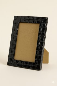 Portafoto de madera de pino finger color negro brillo, modelo 325-054. Marco fotográfico con textura cuadrada tipo mosaico y acabado lacado brillante en negro profundo. Ideal para decorar espacios modernos, minimalistas o elegantes, aportando contraste y sofisticación a cualquier ambiente.