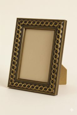 Portafoto de madera de pino finger color oro barroco, modelo 335-005. Marco fotográfico con diseño labrado en relieve y acabado dorado envejecido, ideal para ambientes clásicos o elegantes. Aporta un toque de distinción y brillo a cualquier espacio, perfecto para fotografías, retratos o decoraciones tradicionales.