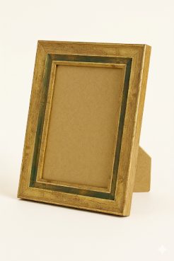 Portafoto de madera de pino finger modelo 344-172 con acabado oro craquelado y centro verde. Diseño clásico y elegante con textura artesanal envejecida que resalta por su combinación de tonos dorados y verdes. Ideal para enmarcar fotografías, retratos o ilustraciones aportando calidez y distinción a cualquier estancia.