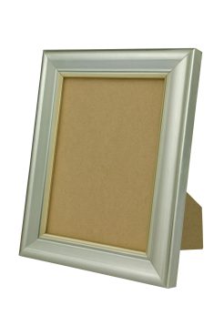 Portafoto plata con filo oro modelo 367-098. Marco de madera de pino finger con acabado metalizado en color plata y elegante filo dorado. Su diseño moderno y brillante realza cualquier fotografía o ilustración, aportando un estilo sofisticado y versátil que encaja tanto en ambientes clásicos como contemporáneos. Ideal para decorar mesas, estanterías o escritorios con un toque de distinción.