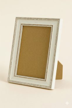Portafoto de madera ayous en color blanco decapado con acabado envejecido, ideal para exhibir fotografías y decorar mesas, estanterías y espacios del hogar con un estilo rústico y elegante.