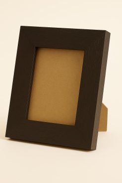 Portafotos de madera ayous en color wengué con diseño plano y veta visible, ideal para exhibir fotografías y decorar mesas, estanterías y espacios del hogar con un estilo moderno y elegante.