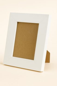 Portafotos de madera de pino finger lacado en color blanco con diseño plano y acabado liso, ideal para exhibir fotografías y decorar mesas, estanterías y espacios del hogar con un estilo moderno y minimalista.