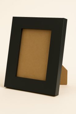 Portafotos de madera de pino finger lacado en color negro mate, de diseño plano de 4 cm y acabado liso, ideal para exhibir fotografías y decorar mesas, estanterías y espacios del hogar con un estilo moderno y elegante.
