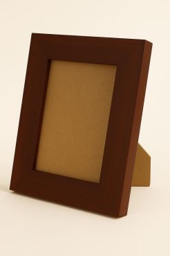 Portafotos de madera ayous en color nogal, de diseño plano de 4 cm y acabado liso, ideal para exhibir fotografías y decorar mesas, estanterías y espacios del hogar con un estilo cálido y elegante.